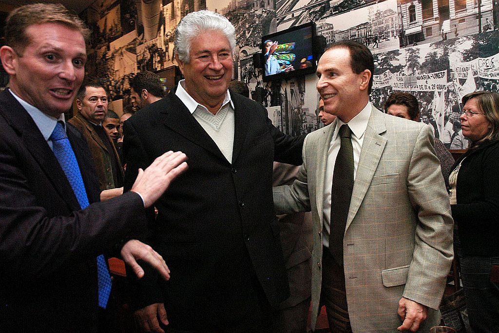 Papo animado: o deputado Fábio Camargo, o governador Roberto Requião e o desembargador Cleiton Camargo durante a inauguração do bar Vila Madalena | Levy Ferreira