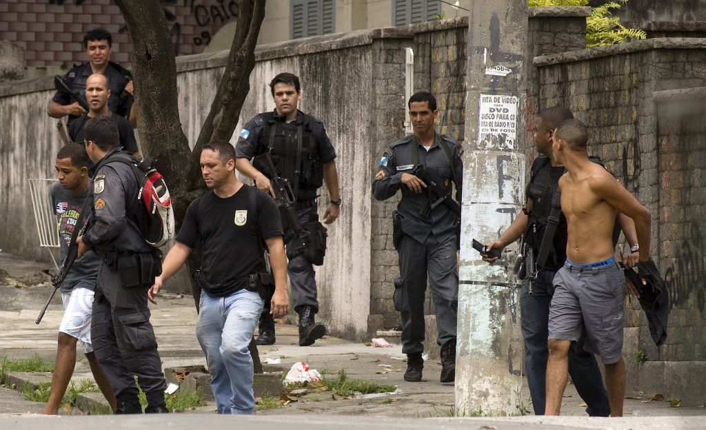 Polícia faz operações em morros do Rio de Janeiro: estudante foi ferido à bala | Ricardo Moraes/Reuters