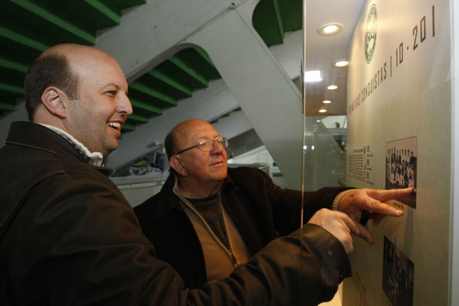 Gustavo Hauer (à frente) e seu pai, Marcos, identificam alguns parentes na foto do primeiro time do Coritiba |
