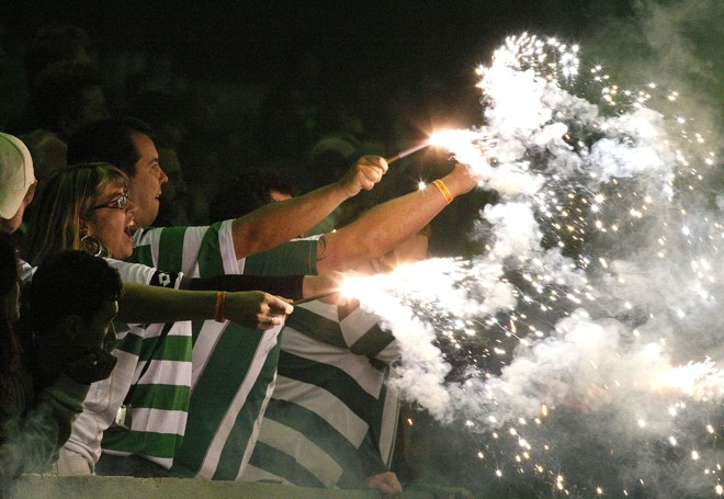 ... e durante a partida frente ao Barueri no Alto da Glória | 