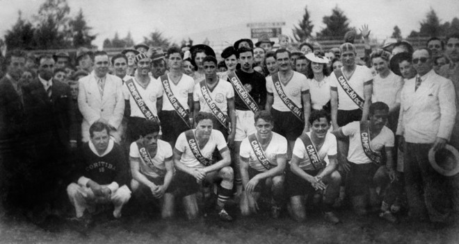 A torcida não se conteve com o primeiro título em Atletiba, em 1941. Engravatada e com chapéus, invadiu o campo e posou com os campeões | 