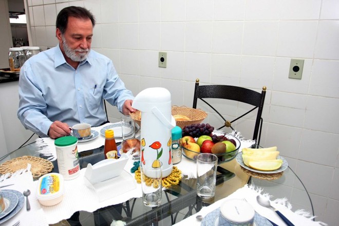 O senador Osmar Dias toma café da manhã: parlamentar só recebeu a visita da família duas vezes, quando tomou posse no Senado |