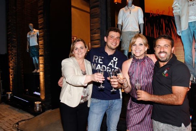 Luiza Korquievicz (à esq.) e seus filhos Willian Korquievicz e Juliana Rodrigues inauguraram nesta quinta-feira, com um badalado coquetel, a loja conceito da Bobstore e a Los Dos na Alameda Dr. Carlos de Carvalho, no Batel. Tico Sahyoun (à dir.), proprietário do Grupo Bobstore, veio de São Paulo prestigiar a família |