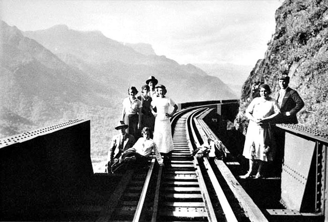 Ferrovia Curitiba-Paranaguá foi inaugurada em 1885. Na foto, a ferrovia nos anos 1920 | 