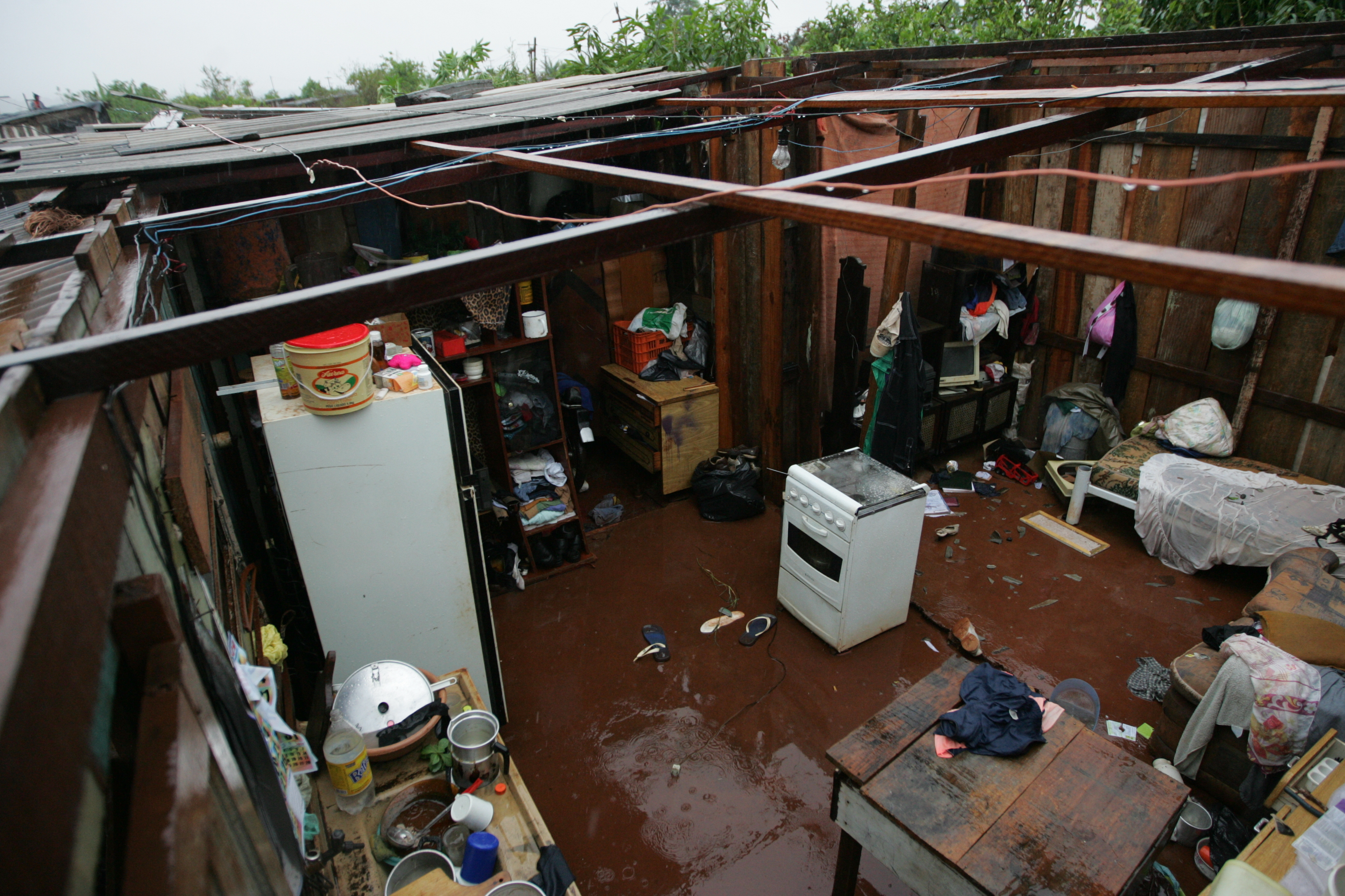 Casa ficou praticamente destruída no Assentamento Nossa Senhora Aparecida | Gilberto Abelha / Jornal de Londrina