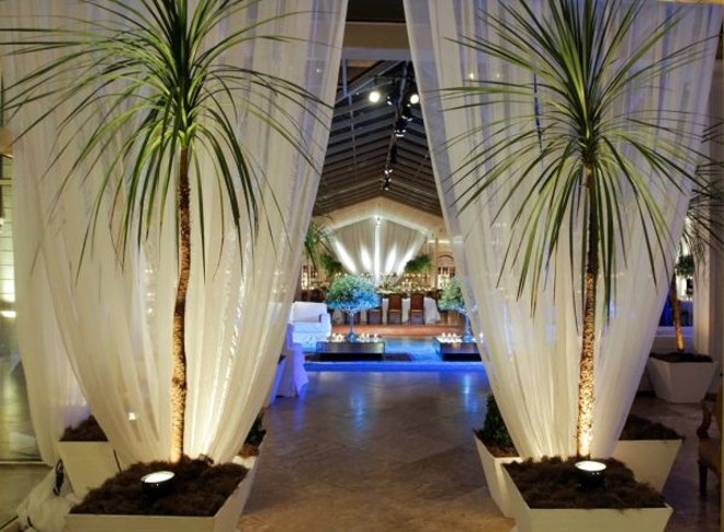 Tecidos, iluminação e móveis soltos alugados criam ambientes desmontáveis |