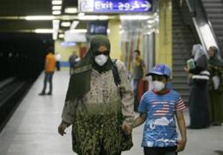 Mulher e filho usam máscaras em estação de trem em Cairo, no Egito | Reuters