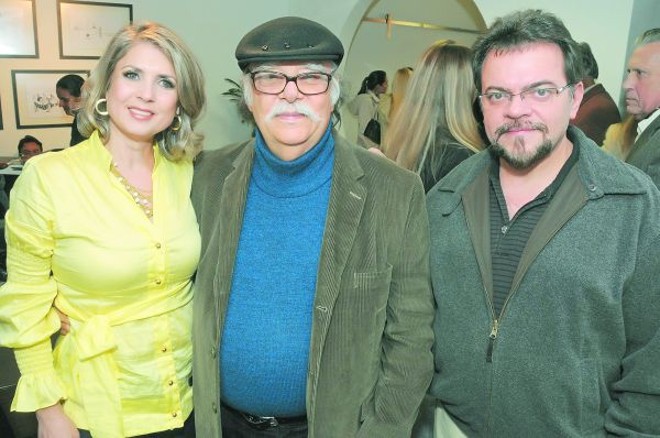 Sérgio Rodrigues em Curitiba - O arquiteto Sérgio Rodrigues, que é considerado o pai do design de móveis no país, esteve em Curitiba na última semana, para lançar reedições de algumas peças históricas que levam sua assinatura, em evento realizado em seu showroom exclusivo, cujo projeto é assinado pela arquiteta Carla Kiss. A anfitrião, Maria Schwartsburd, recebeu o homenageado e o artista plástico Celso Coppio, ele um dos grandes valores das artes plásticas da nossa cidade |