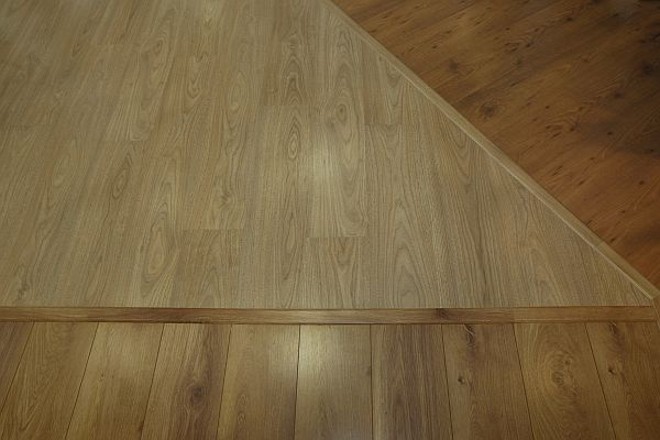 Um mix de pisos na Natur Pisos (de cima para baixo): Durafloor Design, cor Nogueira Mel; Poliface Bliss, cor Cheer; Duraflor Vintage, cor Nogueira Bali |