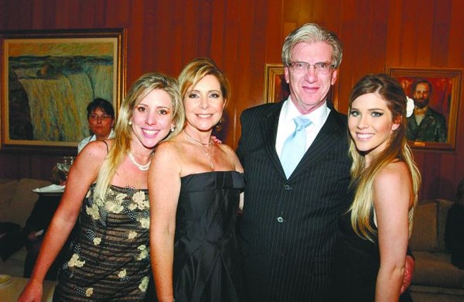 TÍTULO MERECIDO - O médico Paulo Brofman, professor do curso de Medicina e coordenador do Núcleo de Cardiomioplastia Celular da PUCPR foi agraciado com o título de Cidadão Benemérito do Estado do Paraná. Brofman, que é mestre e doutor em Clínica Cirúrgica pela USP e lidera equipe referência no estudo com células-troco no país, foi cumprimentado pela esposa Sueli e pelas filhas Mariana e Paula pela homenagem recebida |