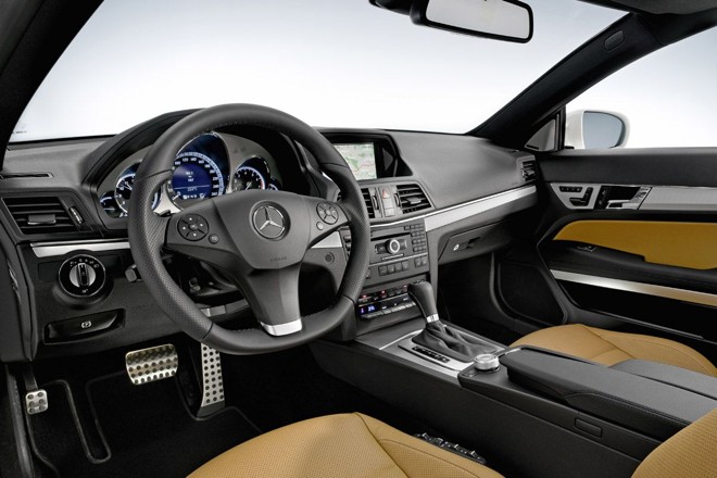 Detalhe do painel do novo Mercedes-Benz Classe E, versão coupé |