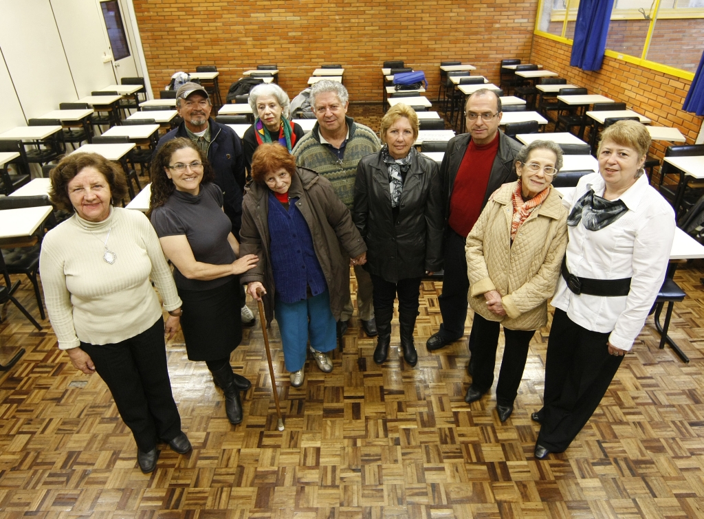 Disposição para aprendizado permanente: Rosi (65 anos), Sirley (53), Antonio (68), Gilda (84, de bengala), Maria Lúcia (74), Márcio (67), Madalena (67), Alcindo (59), Jesué (85) e Magdalena (61), alunos do Núcleo de Atenção à Pessoa Idosa da PUCPR | Valterci Santos/ Gazeta do Povo
