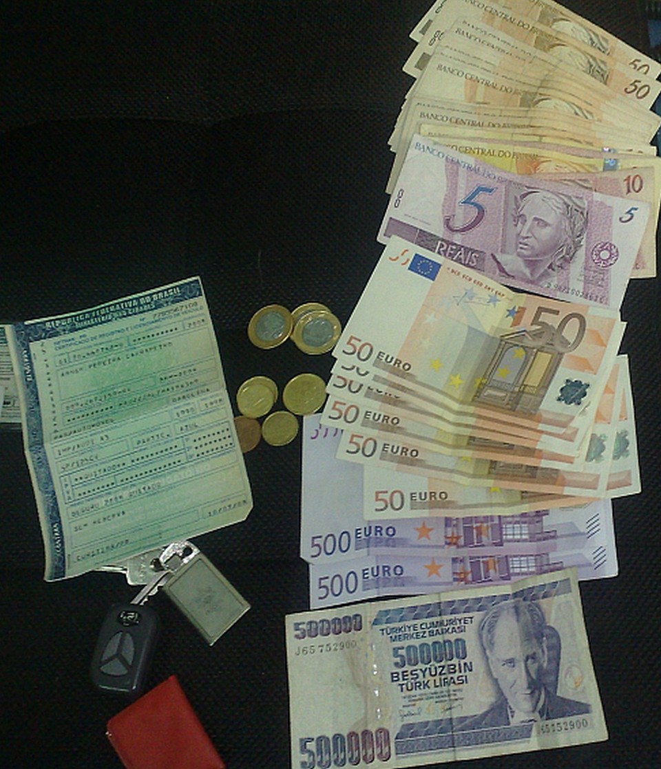 Documentos falsos, 1,3 mil euros e mais de R$ 800 reais foram encontrados na casa do acusado | Adriano Ribeiro