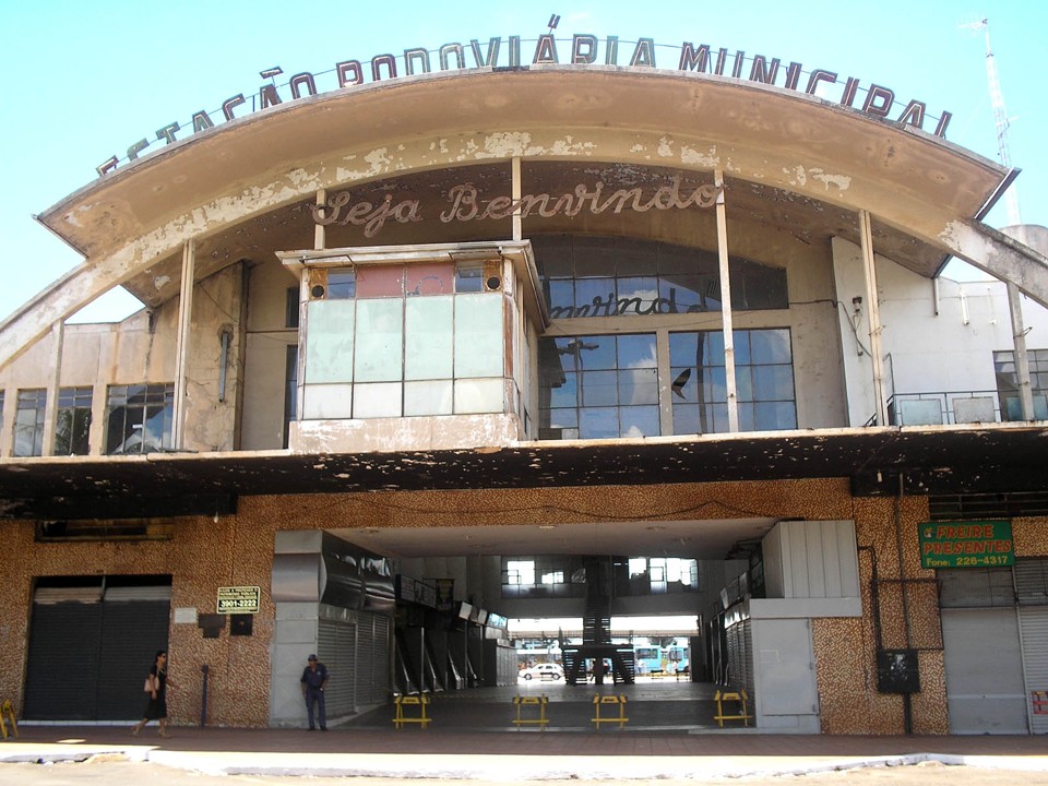 A rodoviária velha abrigava 45 lojas; justiça autorizou volta dos comerciantes mediante reforma do prédio | Arquivo/Gazeta do Povo
