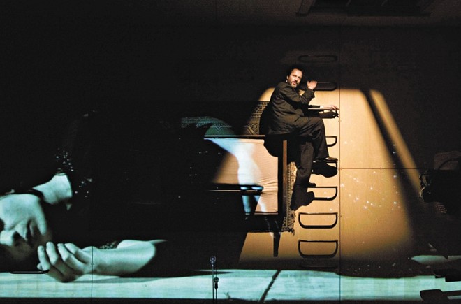 Cena do espetáculo Não Sobre O Amor, que rendeu a Bruel prêmio internacional |