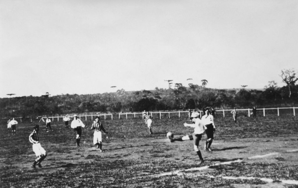 Em 1912, com a base que participou do primeiro jogo, o Coritiba enfrenta o Internacional, em uma prévia do que seria o Atletiba: partida ocorreu no miolo da pista do Jockey Club, no Prado Velho | Arquivo Coritiba