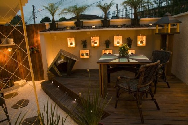 As arquitetas Mônica Schaefer e Tatiana Demantova montaram um quintal em cerca de 20 metros quadrados. A casa do cachorro é feita com madeira de demolição |