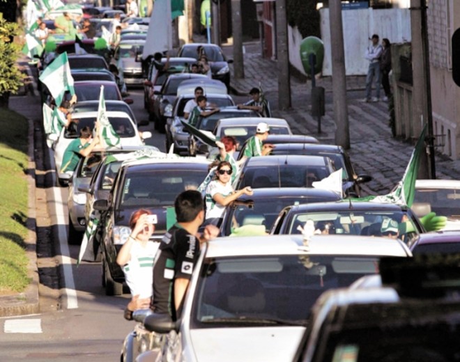 Uma enorme fila de carros se estendeu pelas ruas centrais de Curitiba, ontem |