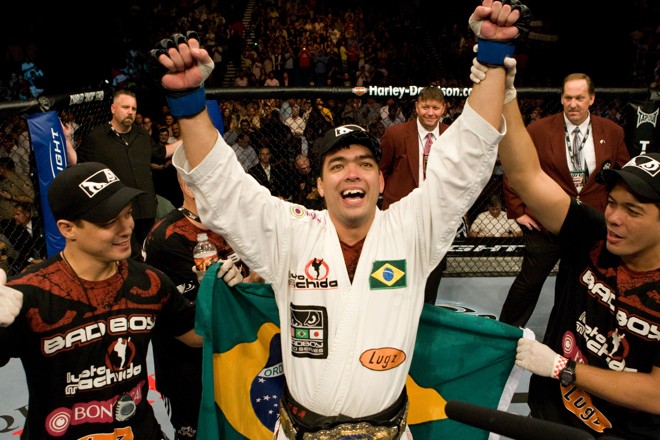Lyoto Machida venceu todas as suas 15 lutas da carreira e não pretende abrir mão do cinturão | 