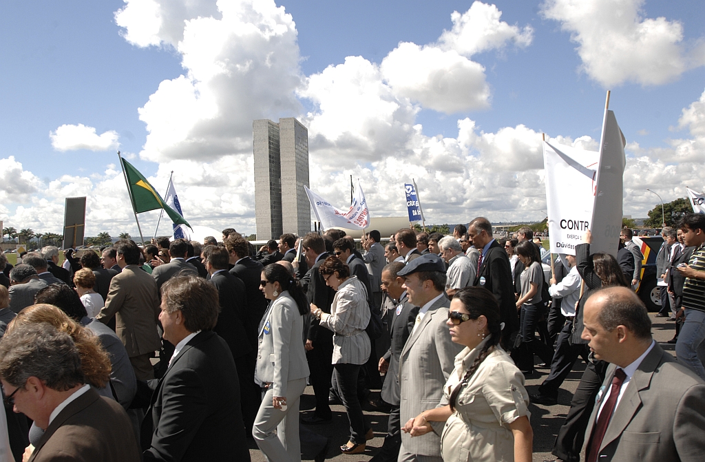 Marcha da OAB para entregar ao Congresso um manifesto contra a PEC do Calote: Ordem dos Advogados só aceita o projeto se dívidas forem federalizadas | Luiz Alves/Ag. Câmara