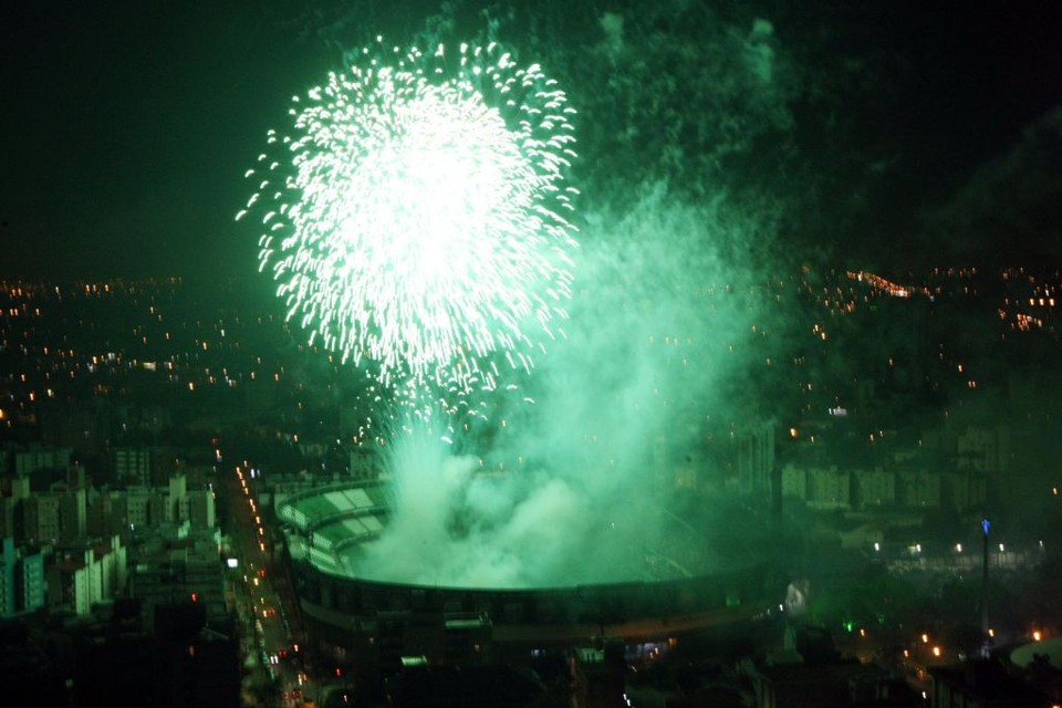 Então formou-se uma névoa verde sobre o Couto Pereira. | Albari Rosa / Gazeta do Povo