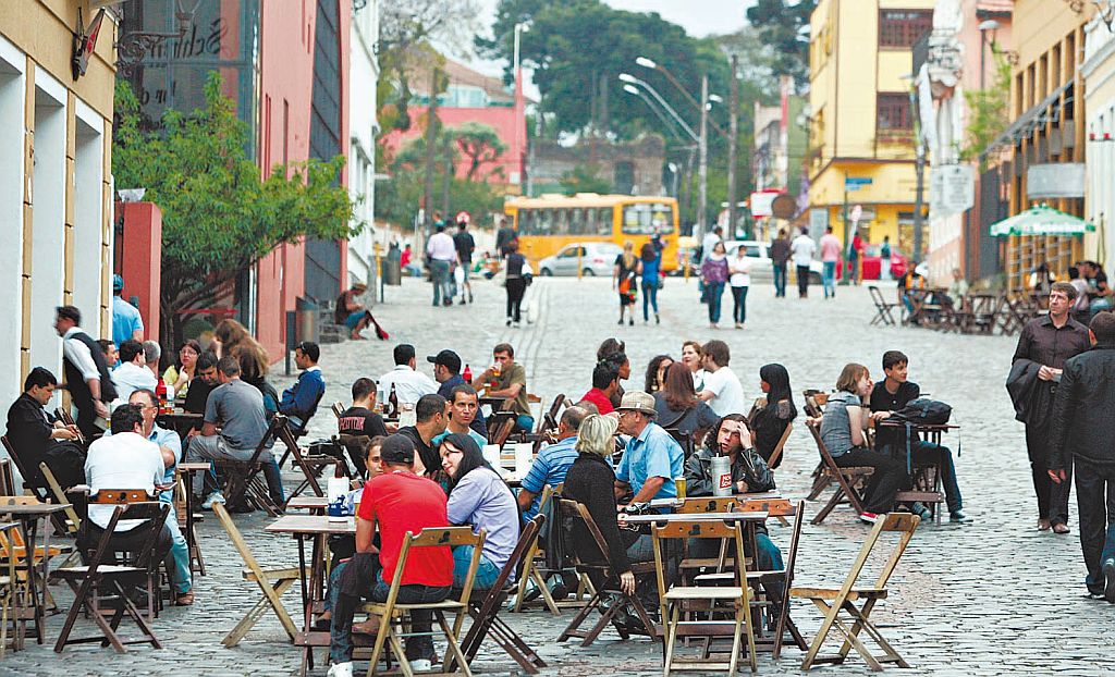 Largo da Ordem lotado no fim do dia, com o céu ainda claro: dias mais longos são um incentivo ao happy hour | Fotos: Daniel Castellano/Gazeta do Povo