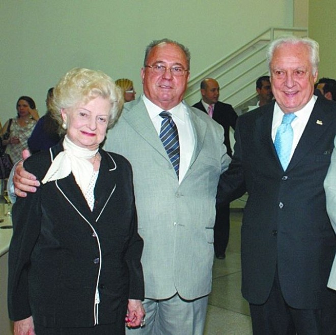 Após a brilhante palestra que proferiu, o Prof. René Dotti foi cumprimentado pela jornalista e pelo Diretor da mantenedora Dr. José Antonio Soares |