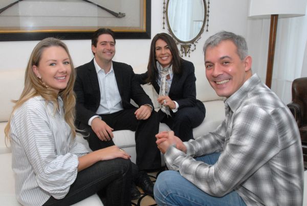 Gabriel Raad e Márcia Almeida (ao fundo) foram os anfitriões do badalado almoço de apresentação do apartamento em exposição do luxuoso edifício Jardins do Éden, ontem, na Rua Carneiro Lobo. Também na foto, a arquiteta Juliana Longo Raad, mulher de Gabriel, e Paulo Peruzzo, da Vila Sierra Interiores | Gerson Lima