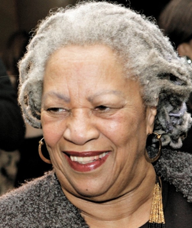 1993 - Toni Morrison (1931, norte-americana). Seu livro de estreia, O Olho Mais Azul (1970), é um estudo sobre raça, gênero e beleza, seus temas recorrentes. Despertou a atenção da crítica internacional com Song of Solomon (1977). Amada (1987), primeiro romance de uma trilogia que inclui Jazz (1992) e Paraíso (1997), ganhou o Prêmio Pulitzer de melhor ficção |