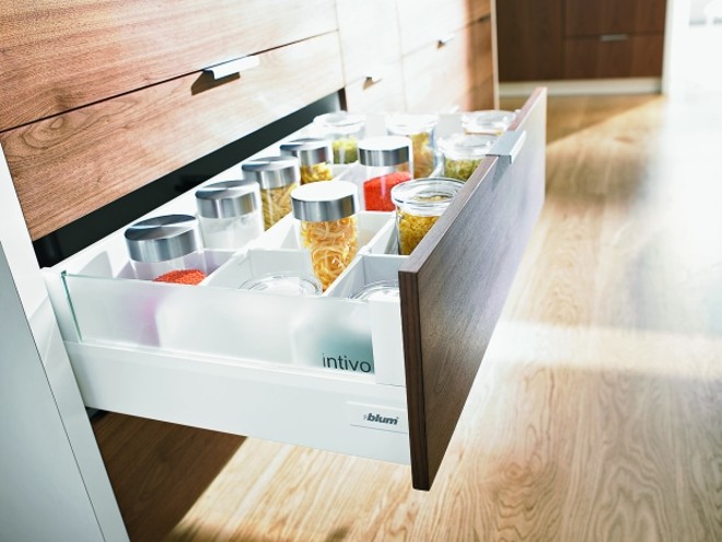 As divisórias internas preenchem a gaveta e acomodam os temperos. Da Blum, vendido na Nossa Casa Mobília Contemporânea |
