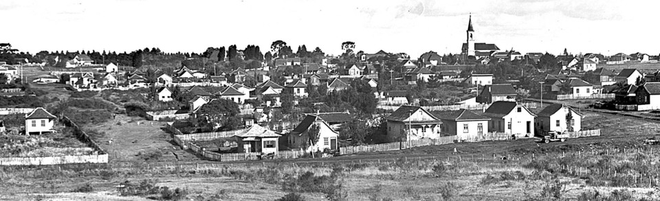 Vista parcial do bairro da Água Verde, em 1939. As casas que aparecem na baixada estão de frente para a futura Avenida Getúlio Vargas, onde ainda passa o Rio Água Verde |