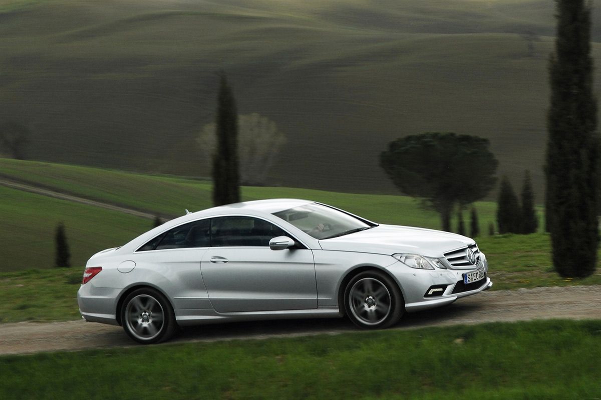 O esportivo de luxo vem importado apenas na versão E 350, com motor de seis cilindros, de 272 cavalos, por R$ 285 mil | Divulgação / Mercedes
