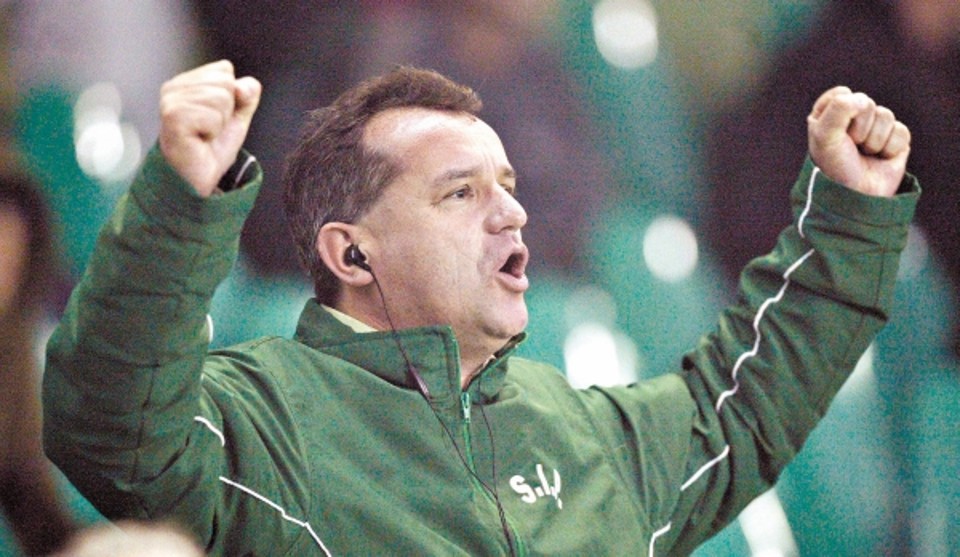 Padre João Maria apoia os jogadores do Coritiba na partida com o Barueri: quando ele foi embora, o jogo estava 0 a 0 | Rodolfo Bührer/Gazeta do Povo