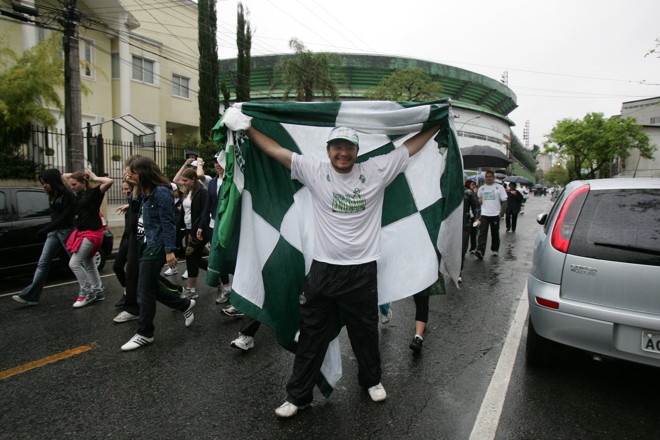 A bandeira serviu para mostrar o amor ao Coritiba e proteger o corpo da chuva. | 