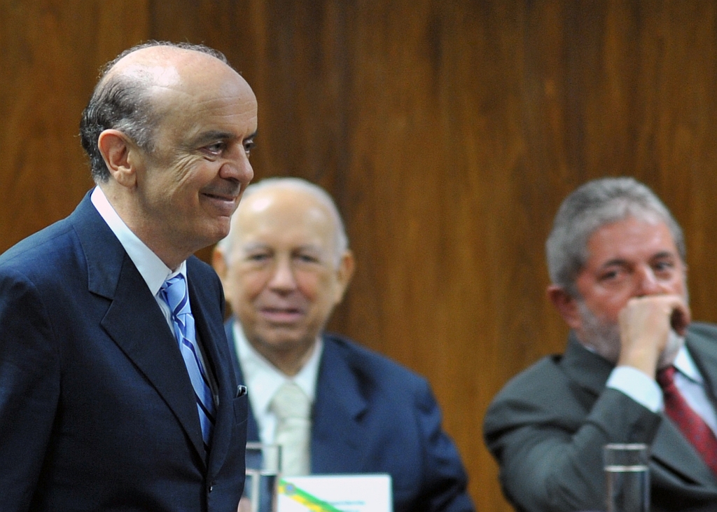 O governador paulista José Serra na posse de Múcio, tendo ao fundo José Alencar e Lula: tucano diz que só definirá sua candidatura em março | Fábio Rodrigues Pozzebom/ABr