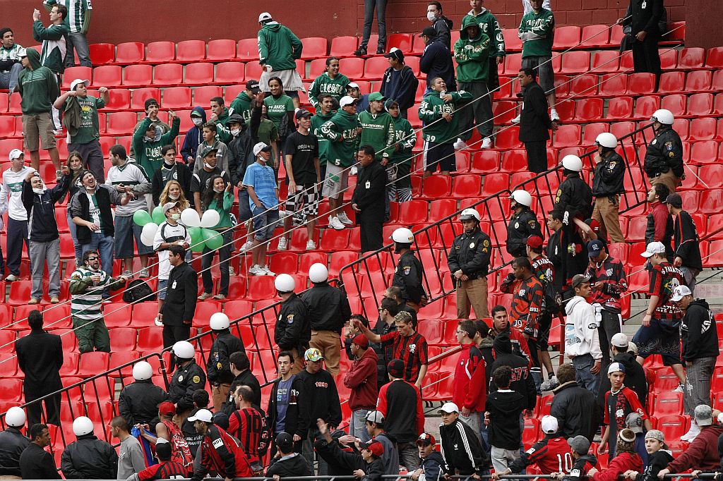 As bombas foram arremessadas e explodiram próximo à divisão entre as torcidas de Atlético e Coritiba na Arena | Pedro /Serápio/Gazeta do Povo