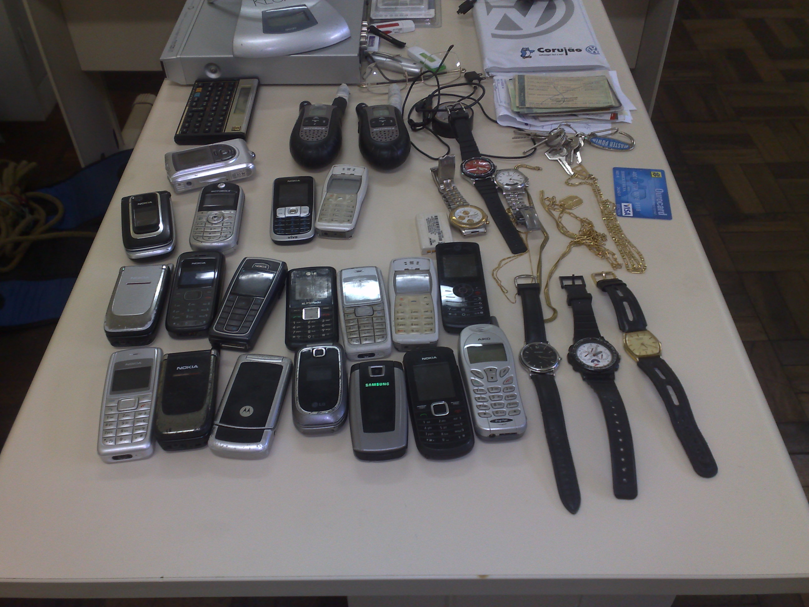 Diversos objetos roubados foram localizados na casa do homem detido nesta quarta-feira (28) | Adriano Ribeiro / Gazeta do Povo