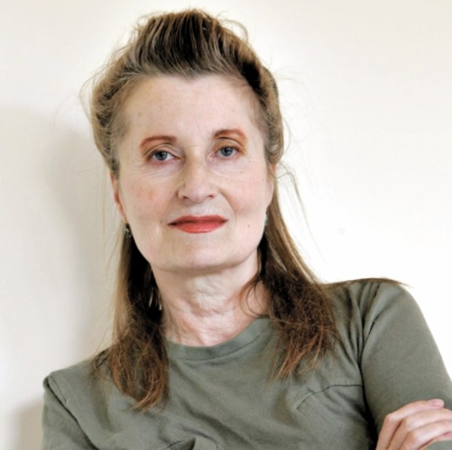 2004 - Elfriede Jelinek (1946, austríaca). Novelista e autora de peças de teatro conhecida pela linguagem virulenta e degradante com que descreve o relacionamento humano. Seus romances mais conhecidos são Die Liebhaberinen (As Amantes, 1975); Die Klavierspielerin, que ganhou as telas no filme A Professora de Piano, de Michael Haneke; Lust (1989); e Gier (1999) |