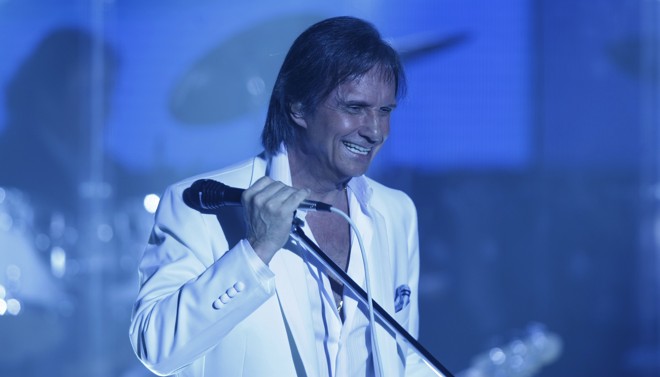 Roberto Carlos foi aplaudido em pé. Ele devolveu o carinho do público dizendo: 