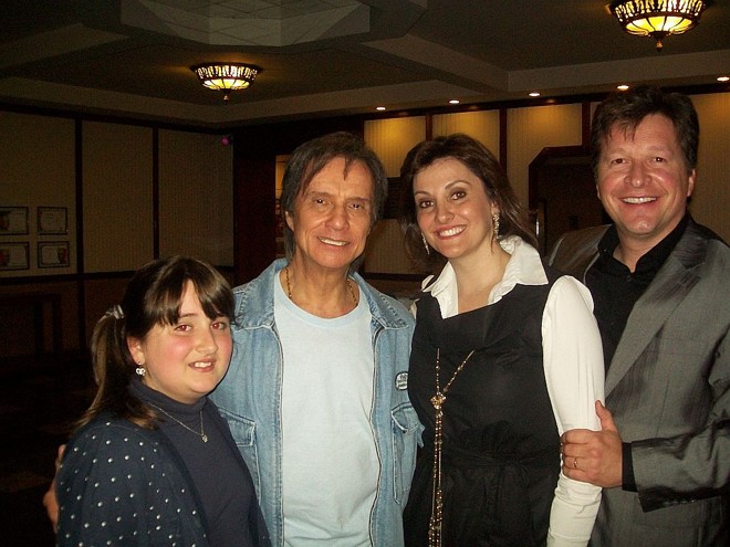 Na chegada ao Hotel Bourbon, após o último show em Curitiba, no sábado, Roberto Carlos ainda teve disposição para posar ao lado do casal Mariângela e Veríssimo Cubas, que jantavam no restaurante Le Bourbon depois de assisti-lo no camarote especial do teatro | 