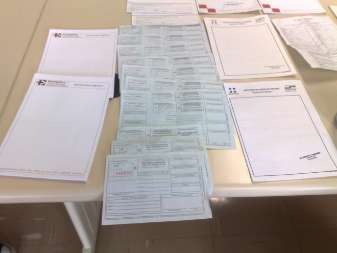 Receituários com carimbos médicos foram encontrados nas residências dos acusados |