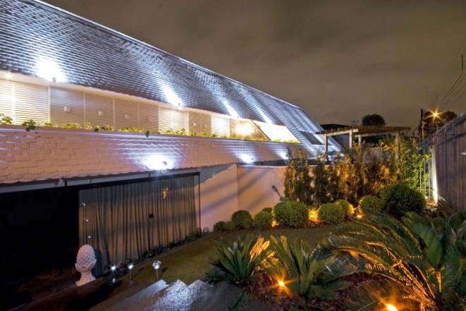 A luminotécnica, assinada pela light designer Adriana Sypniewski e pela arquiteta Ivana Winkeler, destaca os balizadores que funcionam com energia solar. No jardim, de Dimilson Bentz, foram usados vasos de barro |