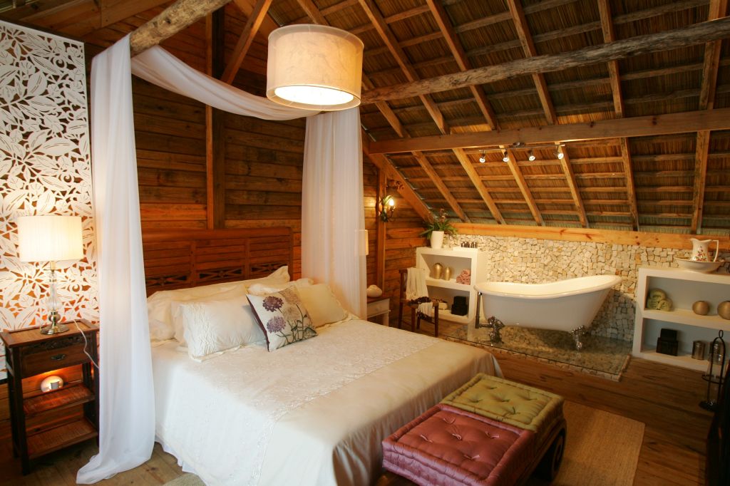 A Suíte da Pousada, de Mariluci Brambilla e Mônica Becker, traz cama com dossel | Fotos: Daniel Castellano/Gazeta do Povo