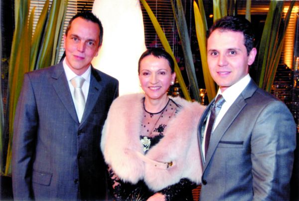 TRIPLA COMEMORAÇÃO - A comemoração dos 30 anos de atividades da Maison Julyo César, dos 20 anos da Floricultura Silvestre e 10 anos da Barbara Trevisani Doces foi badalado evento no Green Hall. Entre os convidados, estava a empresária Elza Lemanski, na foto ladeada pelos estilistas Julio Cesar e Andersen Slongo |