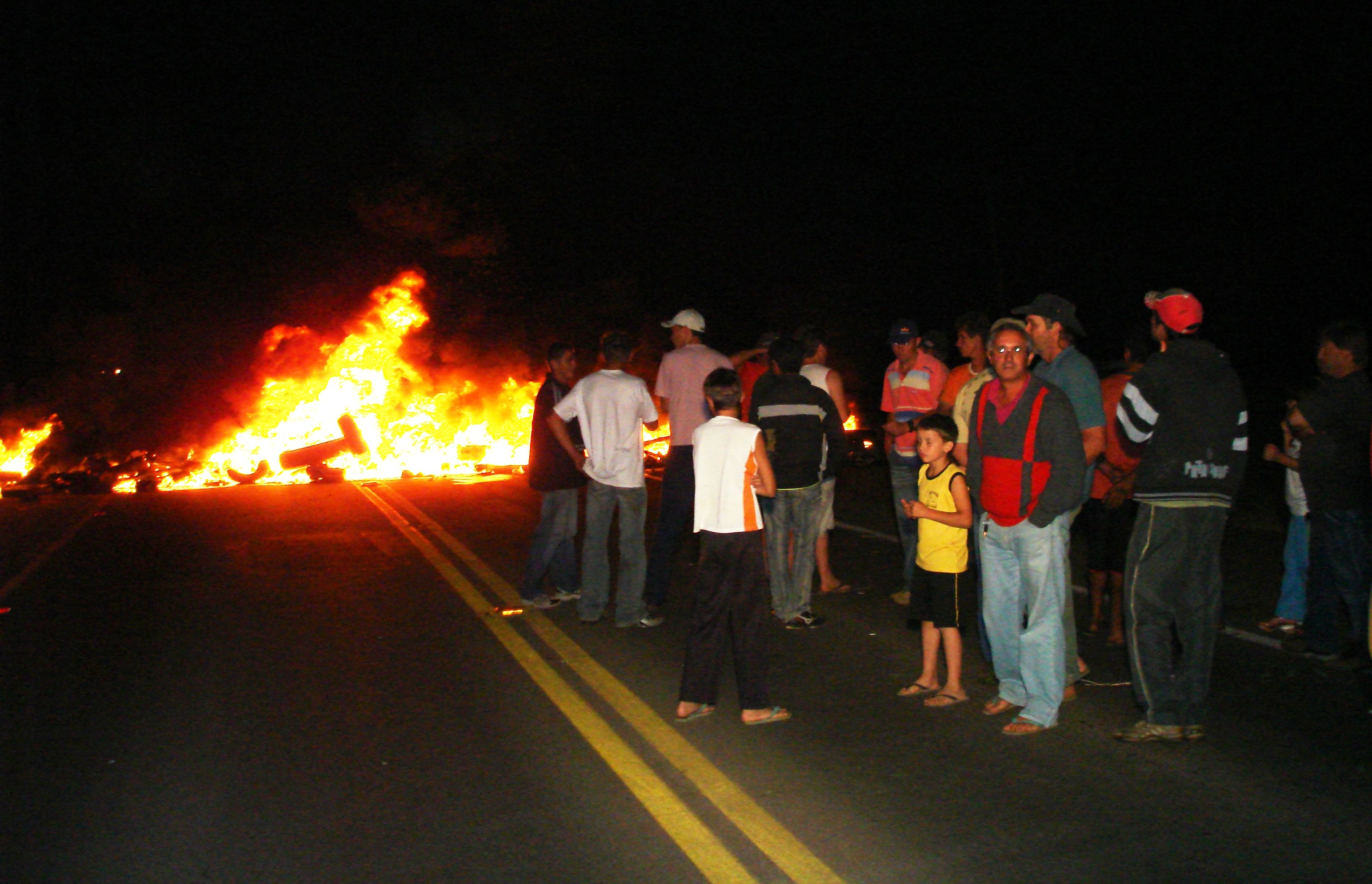 Moradores começaram o protesto à noite | Roberto Soares/Gazeta do Povo