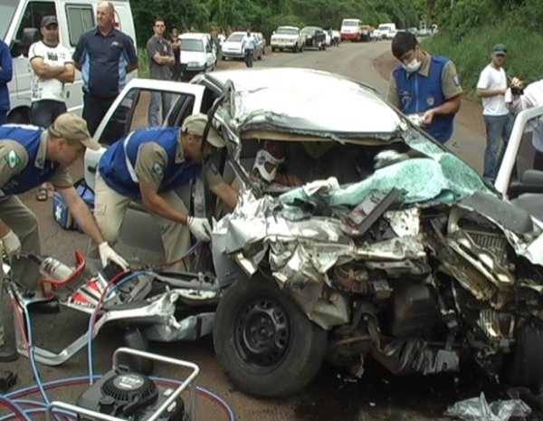 Carro ficou destruído, mas de acordo com o hospital, as vítimas não correm risco de morte | Dirceu Portugal