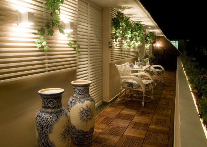 A Varanda Provençal, idealizada pela arquiteta Cláudia de Andrade, apresenta nas treliças presas às paredes e aplicação de pastilhas azuis |