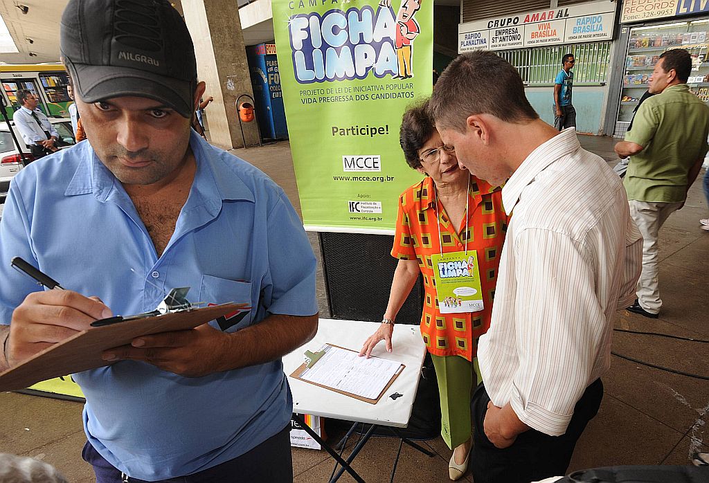 Membros do movimento pela ficha limpa nas eleições coletam, em Brasília, assinaturas para propor alterações na Lei das Inelegibilidades | Elza Fiuza/ABr