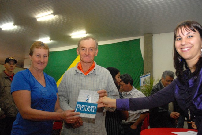 O casal Rosalina e Afonso Neis recebe a Certidão de Casamento |