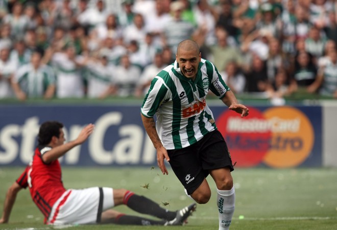 Ariel foi o personagem do jogo. Marcou um contra e outro a favor, na vitória Coxa sobre o Furacão |